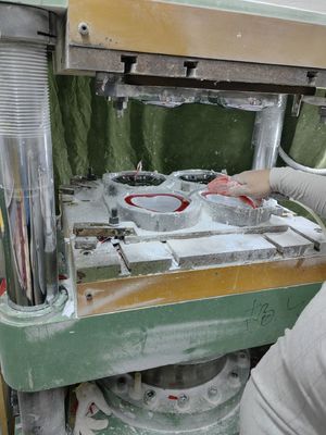 Η ουρία βαθμού τροφίμων που φορμάρει τη σύνθετη σκόνη C3H6N6 για το επιτραπέζιο σκεύος